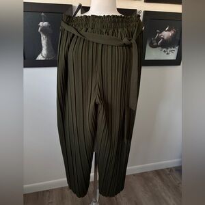 P.o.s.h Accordion pleated Pants size medium